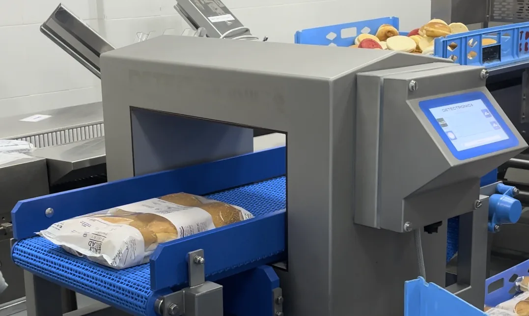Detectronic tunnel metal detector with packed products on the conveyor