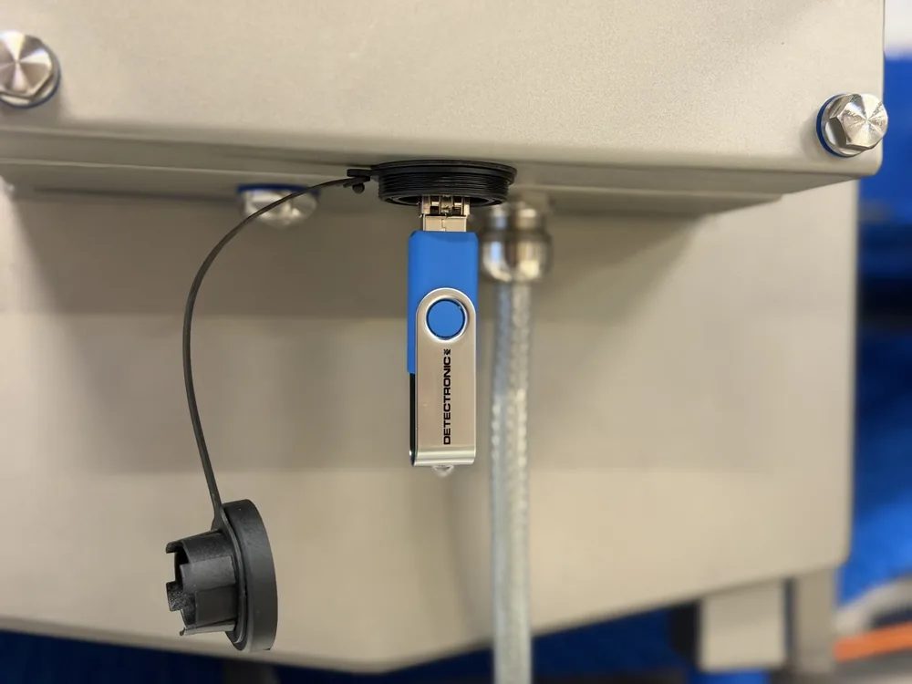 IP69K USB port on the 607 control unit with a USB stick for report export
